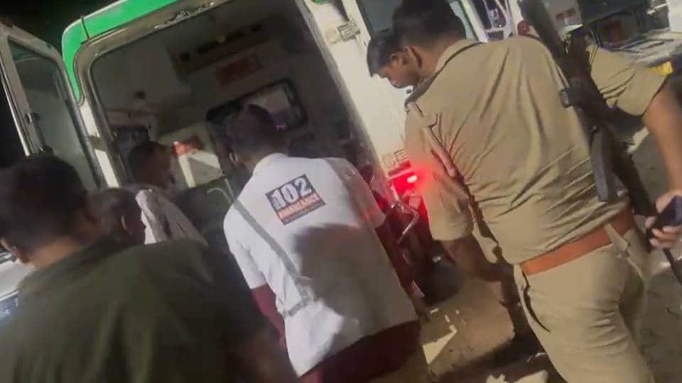 घायलों को अस्पताल पहुंचाती पुलिस।