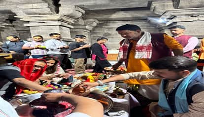 Jageshwar Dham: Bareilly DM's gunman enters sanctum sanctorum with weapon, priests object