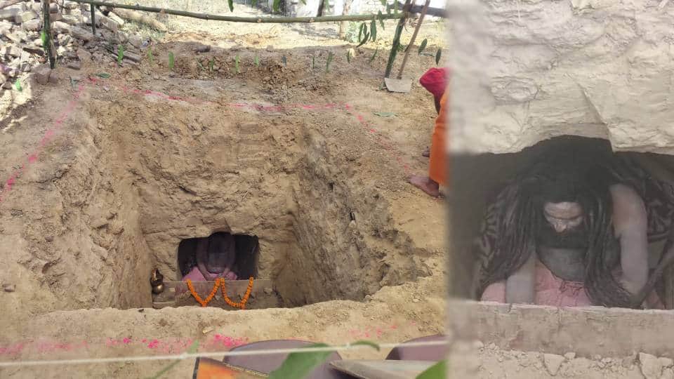 जिंदा समाधि की जिद पर अड़े महंत