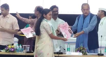 Hemant Soren distributes appointment letters for 375 posts