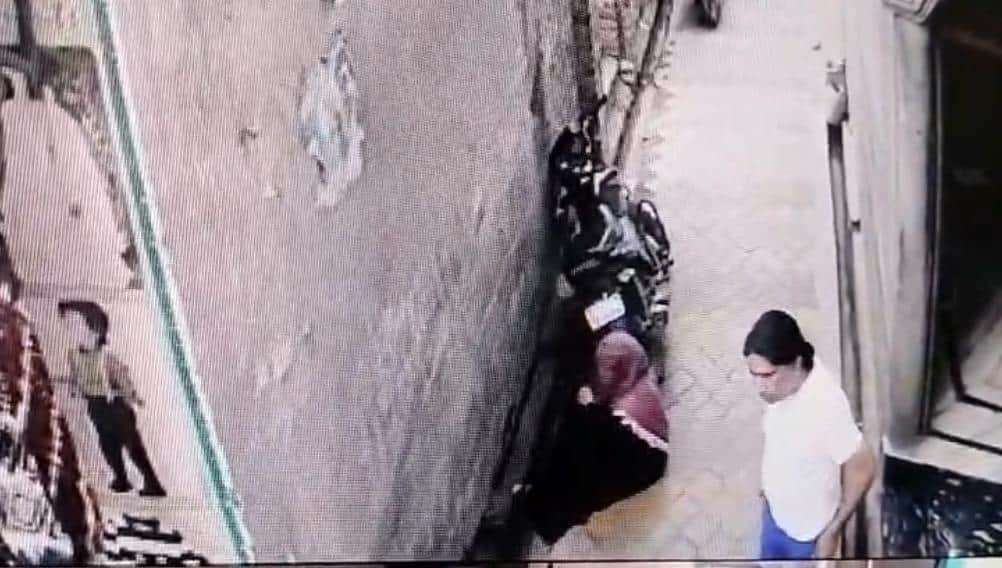 Shamli: The young man dragged the girl, took her to the street, twisted her hand, made her fall down