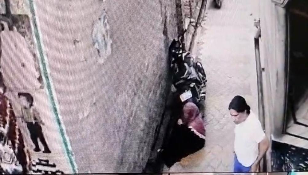 Shamli: The young man dragged the girl, took her to the street, twisted her hand, made her fall down