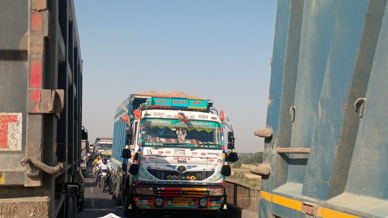 Hamirpur Traffic Jam on Yamuna Bridge Following Accident Vehicles Crawl for Kilometers