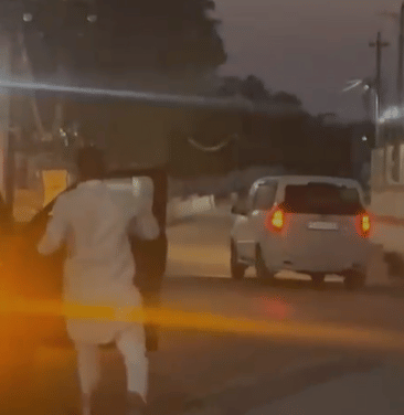 वारदात को अंजाम देकर भागते आरोपी-वीडिओ ग्रैब