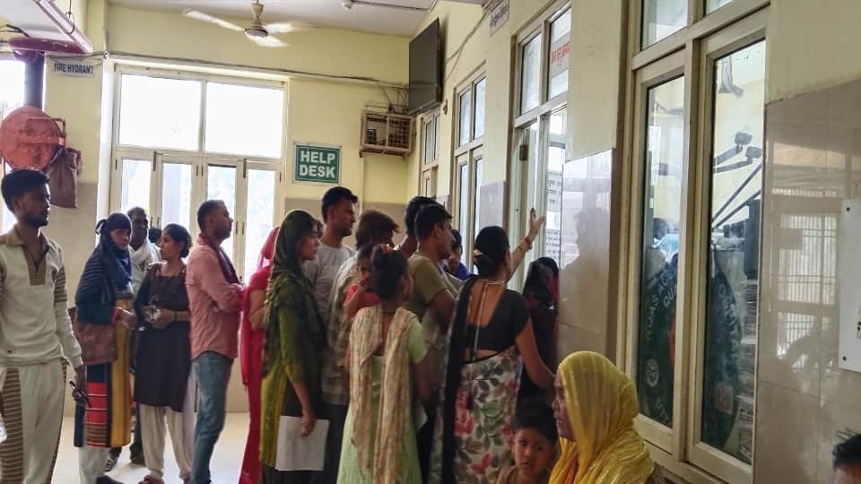 लॉयल अस्पताल में लगी महिलाओं की भीड़