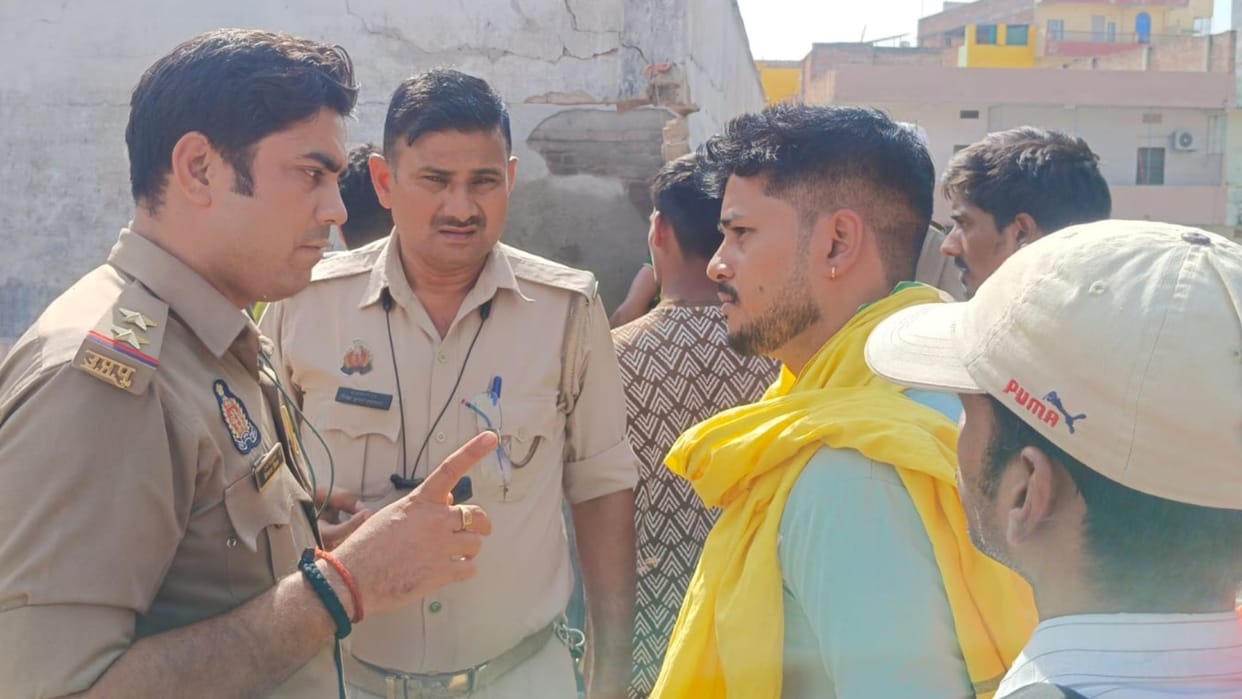 Gas Cylinder Blast in Varanasi Young Man Injured and house collapsed