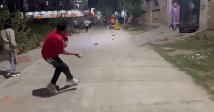 UP: रास्ते के विवाद ने लिया खूनी रूप, फायरिंग से फैली दहशत, भीषण पथराव से मची भगदड़; मथुरा बवाल का लाइव वीडियो