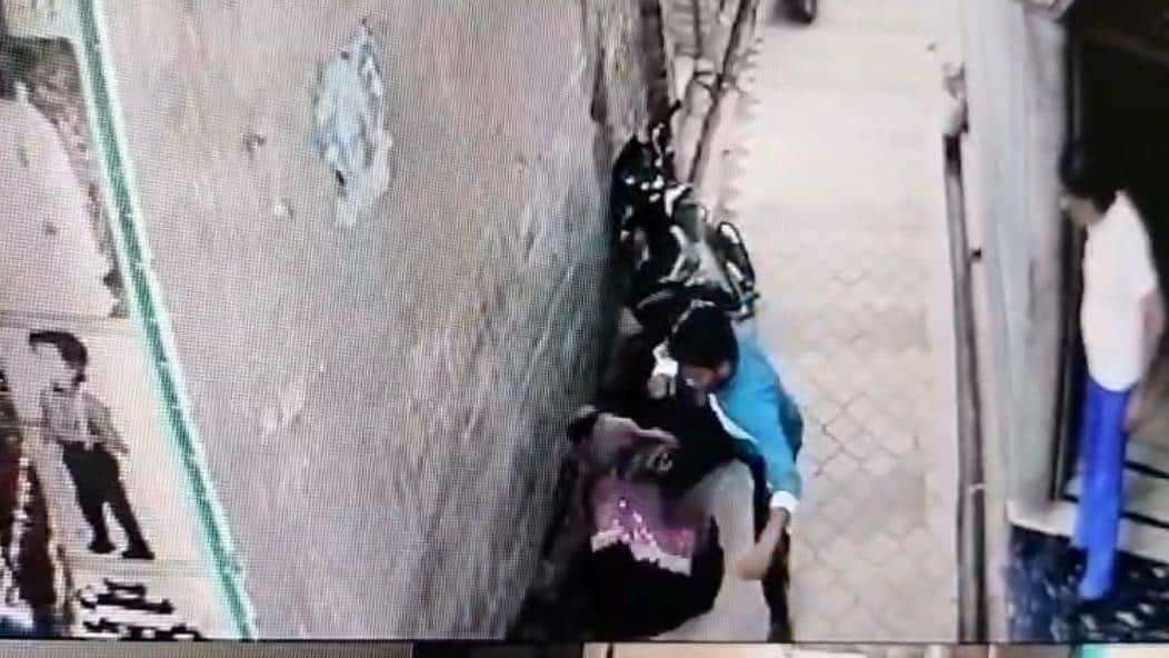 Shamli: The young man dragged the girl, took her to the street, twisted her hand, made her fall down