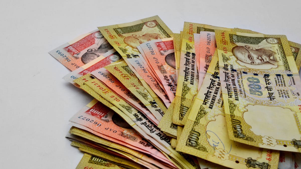 1.44 करोड़ की पुरानी करेंसी मिली: हापुड़ में चेकिंग के दौरान बाइक सवार से नोट मिले, सवाल- कहां लेकर जा रहा था