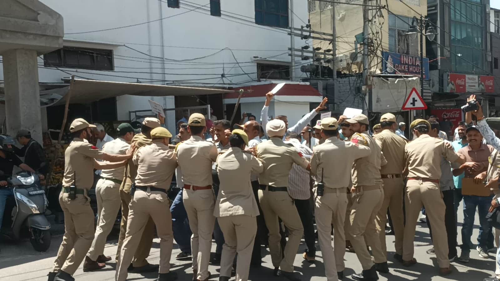 प्रदर्शनकारियों को रोकते हुए पुलिस