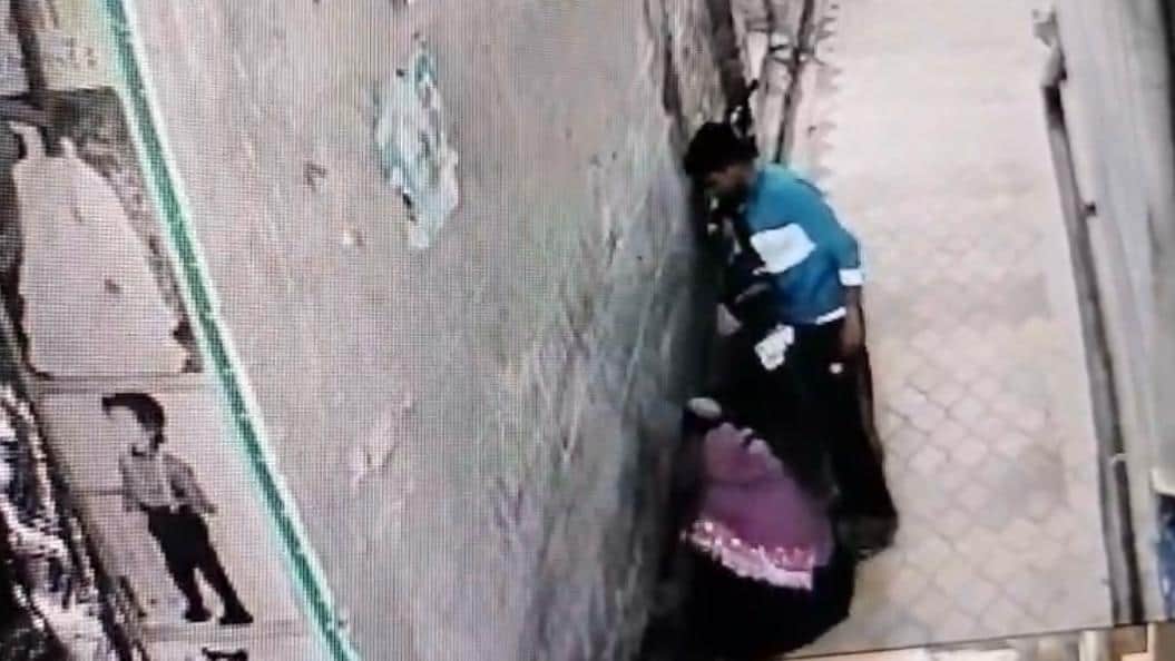 Shamli: The young man dragged the girl, took her to the street, twisted her hand, made her fall down