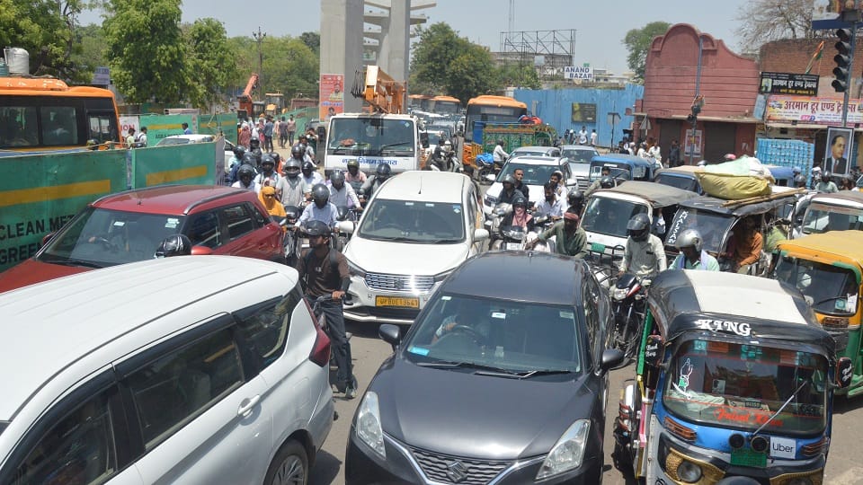 Metro Construction Chaos in Agra: Rawaali Traffic Snarls Turn 5-Minute Ride into 25 Minutes