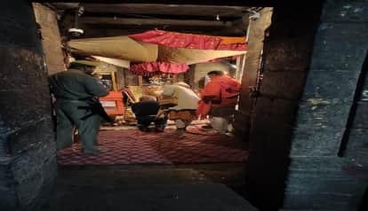 Jageshwar Dham: Bareilly DM's gunman enters sanctum sanctorum with weapon, priests object