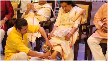 Sonu Nigam Massage Asha Bhosles Feet in america Shares Heartwarming Memory