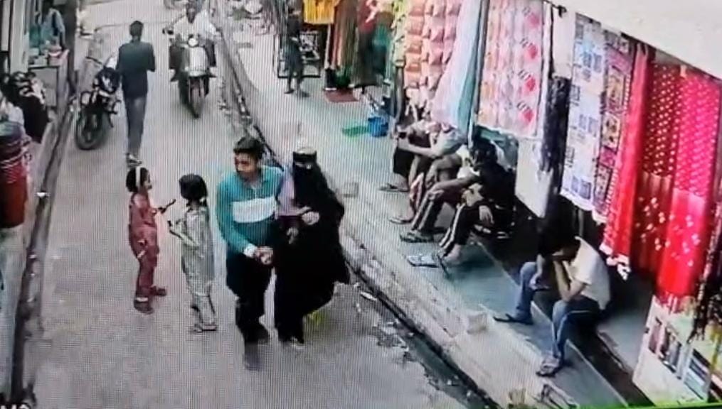 Shamli: The young man dragged the girl, took her to the street, twisted her hand, made her fall down