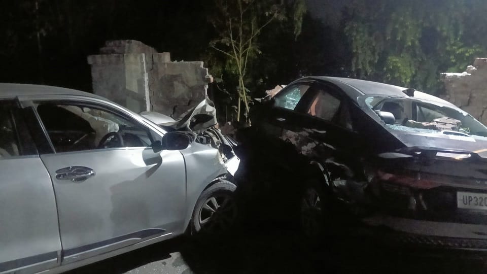 Four injured in head-on car collision in Agra