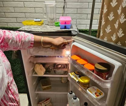 Indore News: Vada Pav was infected with fungus, a young woman made a reel on social media, the Food Department