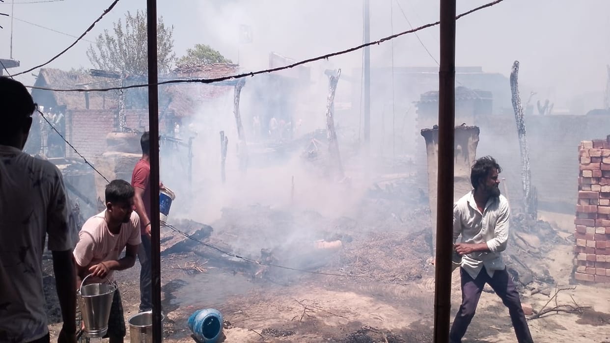 24 houses burnt in Munna Purwa due to fire and one youth suffered burn injuries in Lakhimpur kheri