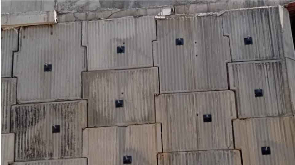 The wall of the Doon Expressway tilted, the structure was supported by anchor plates