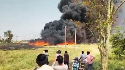 आग लगने से आसपास के इलाकों में हड़कंप।