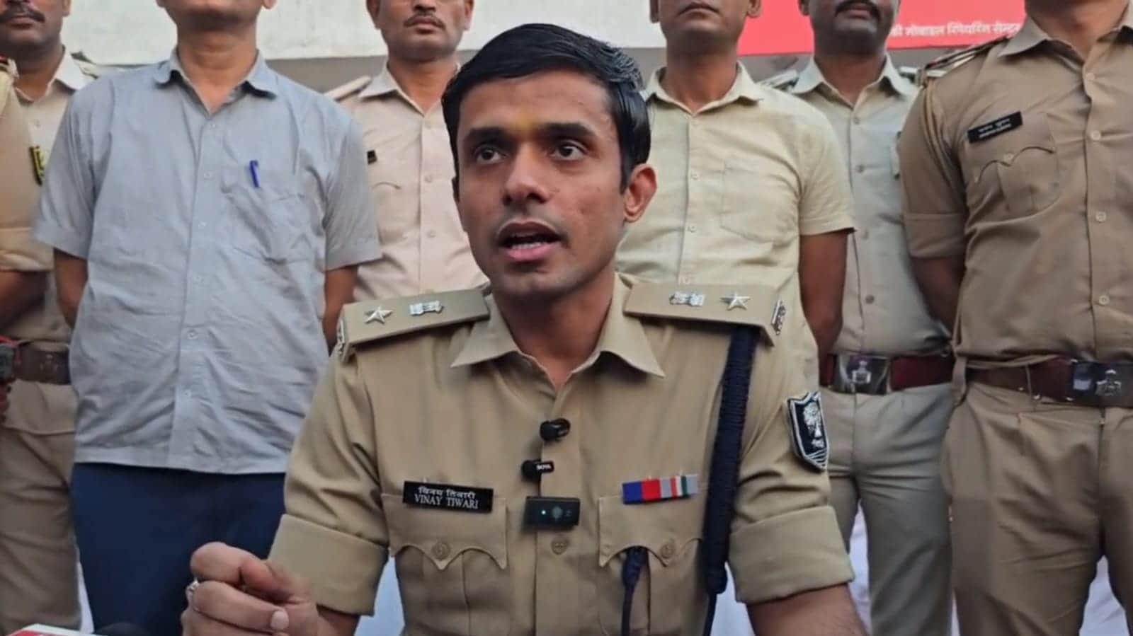 एसपी विनय तिवारी जानकारी देते हुए