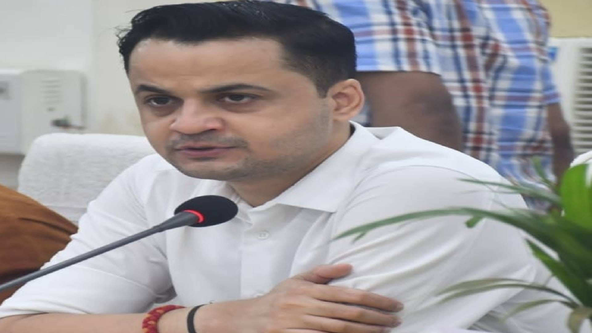 जिलाधिकारी आनंद शर्मा