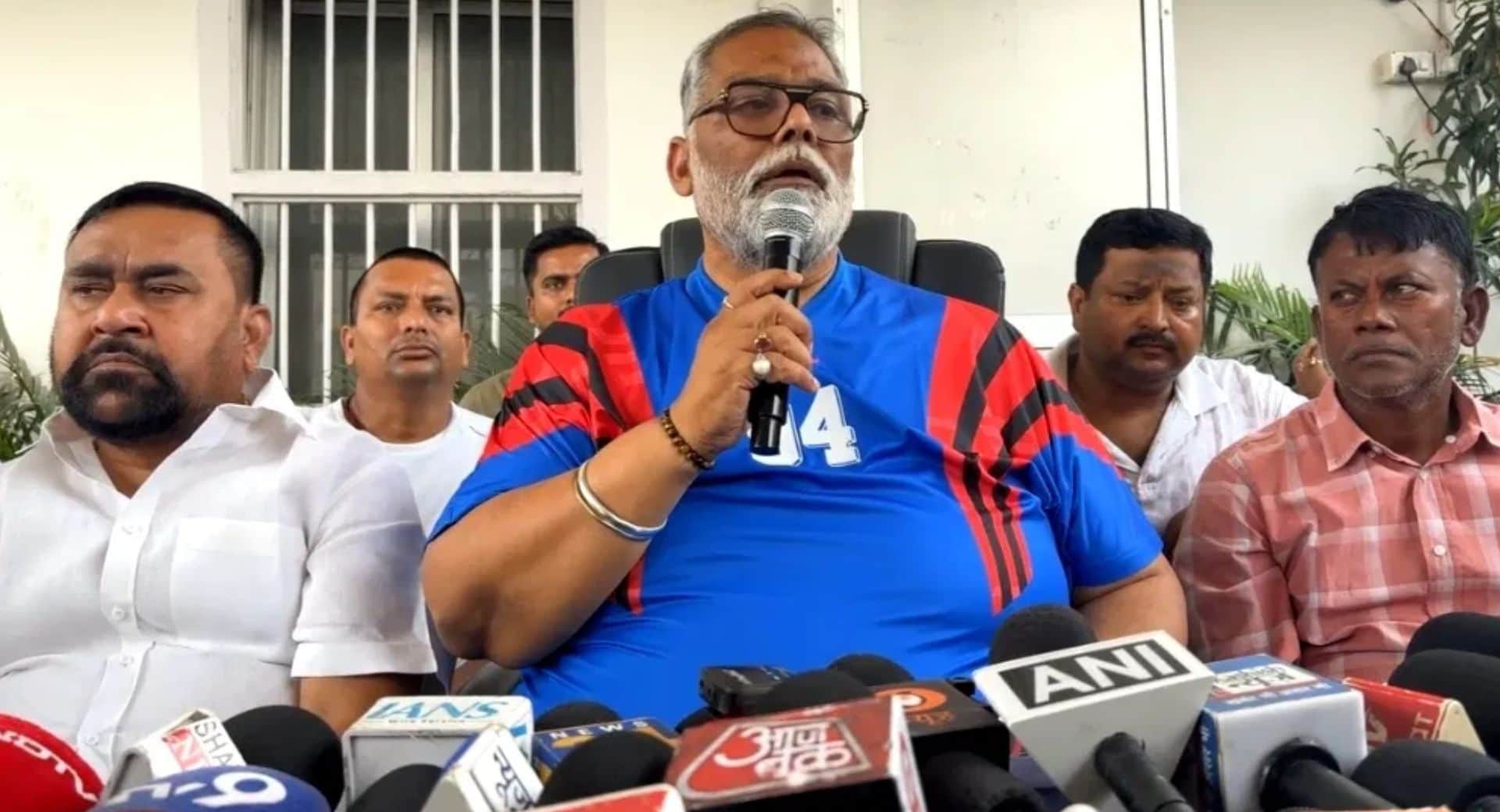 पूर्णिया के सांसद पप्पू यादव मीडिया से बातचीत करते हुए