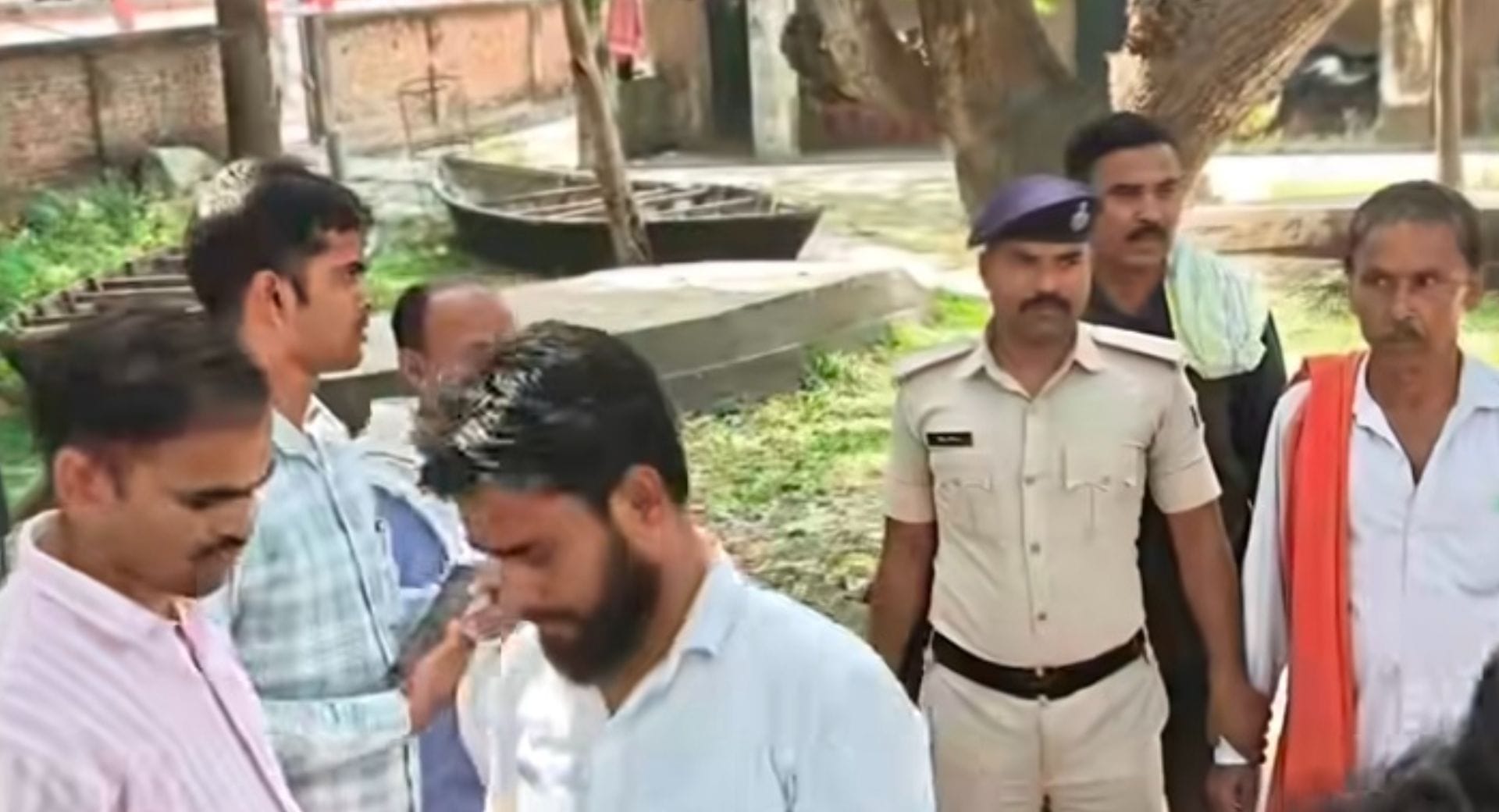 निगरानी टीम ने कर्मी और दलाल को पकड़ा