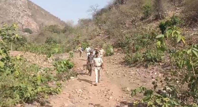 Bihar News: अमरासनी पहाड़ी से सड़ा-गला शव बरामद, हत्या की आशंका; पहचान में जुटी पुलिस