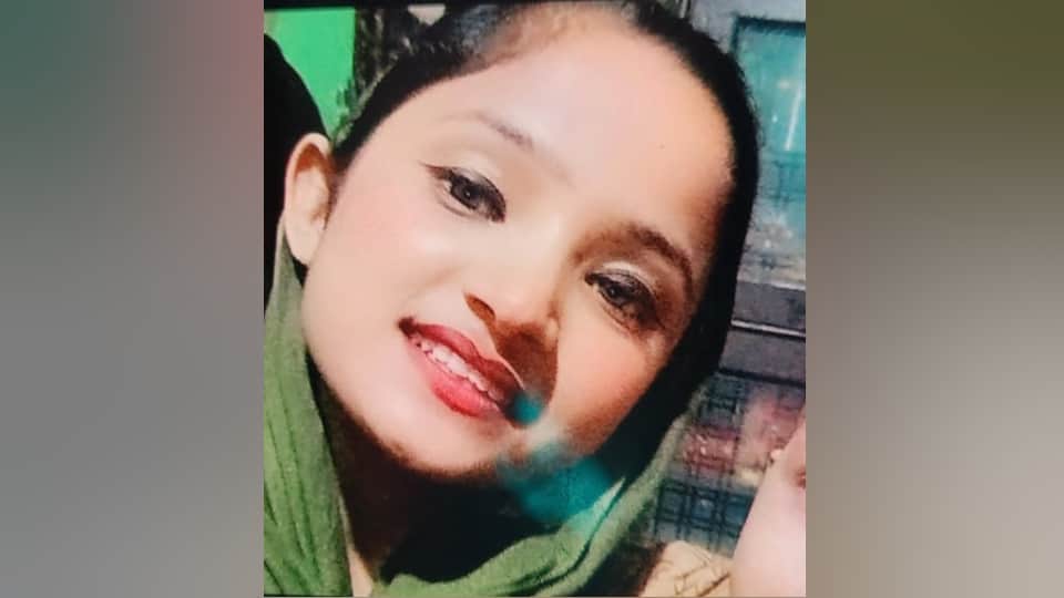 girlfriend murdered for refusing marriage attacker stabs himself In Bijnor