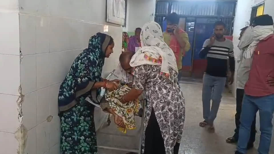 बिलखते परिजन