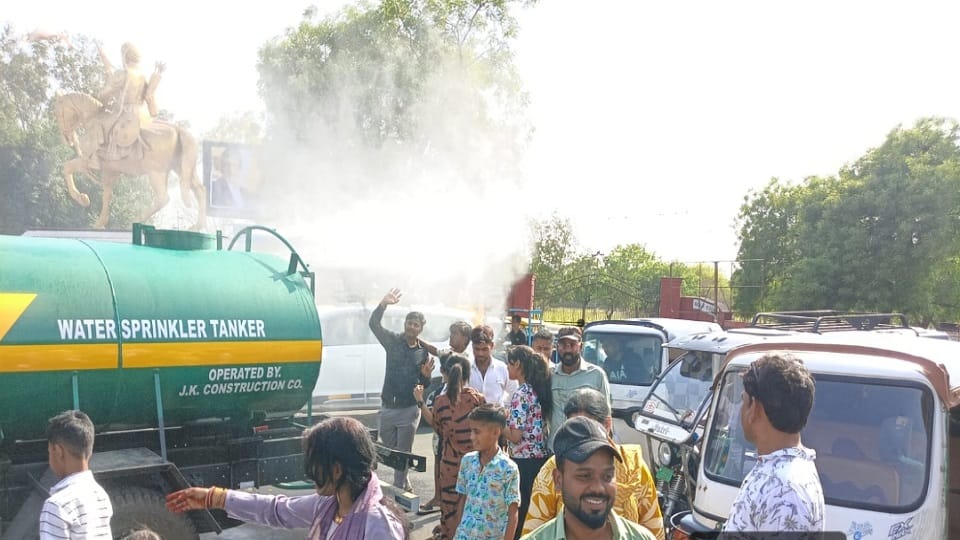 Heat Relief in Agra: Water Sprinkling Campaign Launched from Taj Mahal to Major Roads