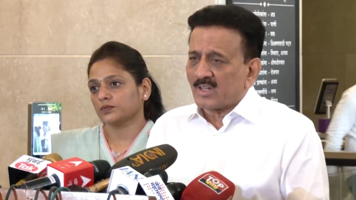 maharashtra Minister Girish Mahajan responds to a woman's anger over a traffic jam during bjp rally in Worli M