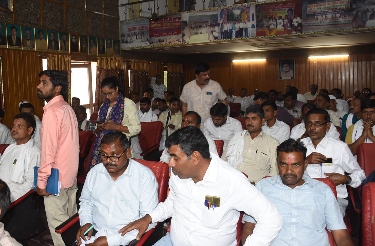 UP: Pradhans from across the state gathered in the capital, said- if Panchayat elections are not being held th