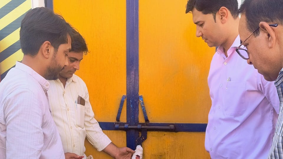 Shamli: 'After distributing a small number of cylinders, said that the gas is finished', warehouse sealed