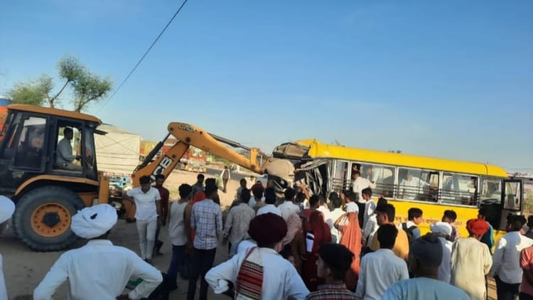 राजस्थान के बायतु में बड़ा सड़क हादसा: स्कूल बस और ट्रक की जोरदार टक्कर, दस छात्र घायल; पांच की हालत गंभीर