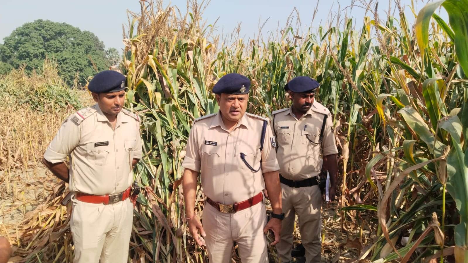 घटनास्थल पर जांच करती पुलिस