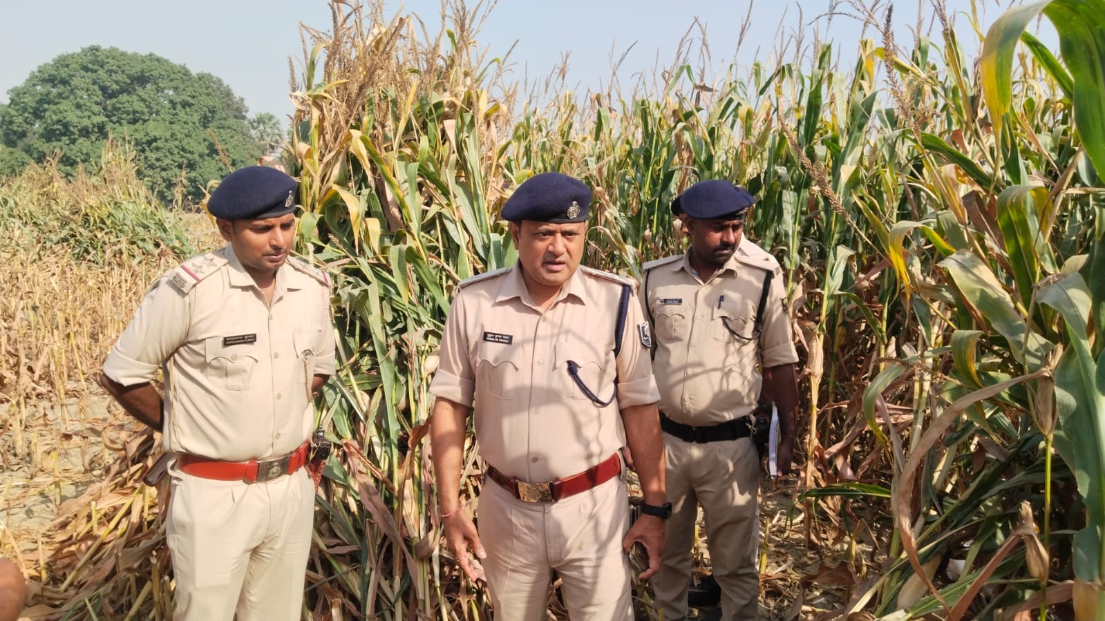 घटनास्थल पर जांच करती पुलिस