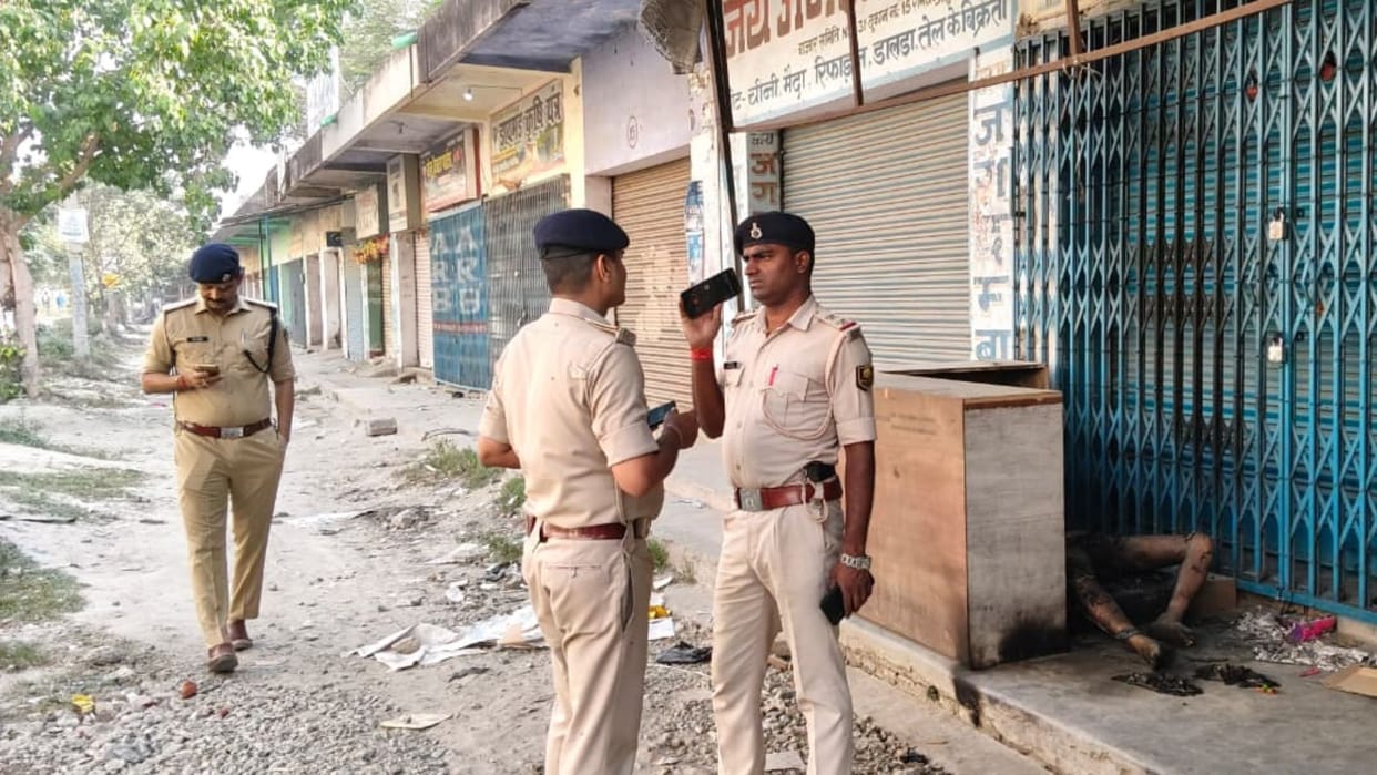 Nalanda news Half-burnt body found in Bihar Sharif creates sensation in area