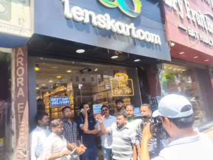 देहरादून समाचार प्रदर्शनकारियों ने लेंसकार्ट शोरूम पर प्रदर्शन किया, तिलक लगाया और झंडा फहराने की योजना की घोषणा की