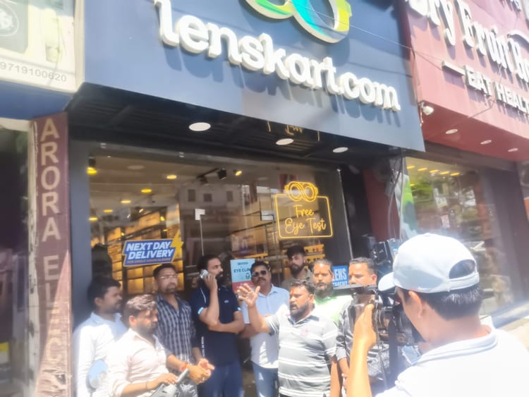 Dehradun: हिंदू रक्षा दल के कार्यकर्ताओं का लेंसकार्ट शोरूम में प्रदर्शन, लगाया तिलक, भगवा ध्वज लगाने का ऐलान