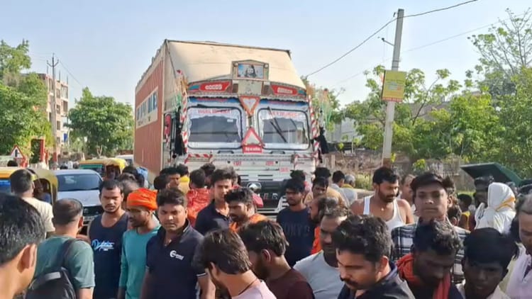 Bihar: कैमूर में ट्रक-बाइक की आमने-सामने टक्कर में युवक की मौत, लोगों ने सड़क किया जाम