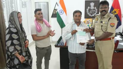 Jhansi: E-rickshaw driver sets an example of honesty, returns bag full of jewellery