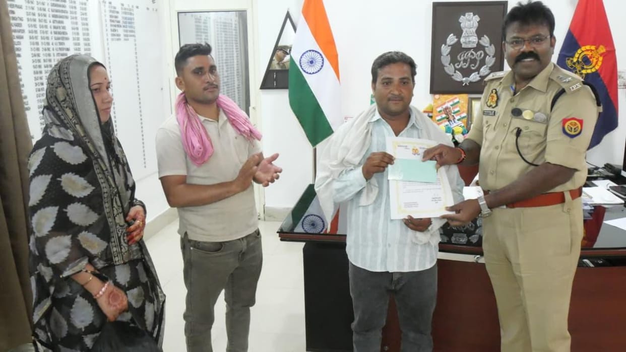 Jhansi: E-rickshaw driver sets an example of honesty, returns bag full of jewellery