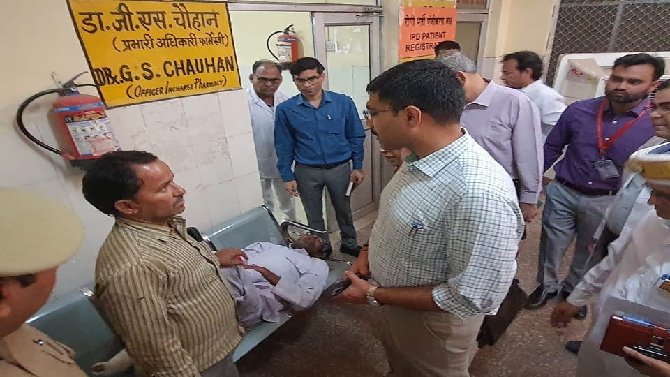 DM Manish Bansal inspected Agra District Hospital