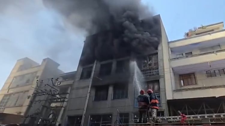 Delhi Fire: नरेला इलाके में जूते की फैक्टरी में लगी भीषण आग, आसमान में छाया काला धुआं; दमकलकर्मी मौके पर