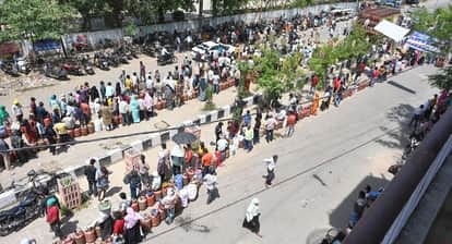 Kanpur Gas Crisis Differently abled man dragged women collapse in another uproar at Bhagwat Gas Agency