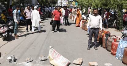 Kanpur Gas Crisis Differently abled man dragged women collapse in another uproar at Bhagwat Gas Agency