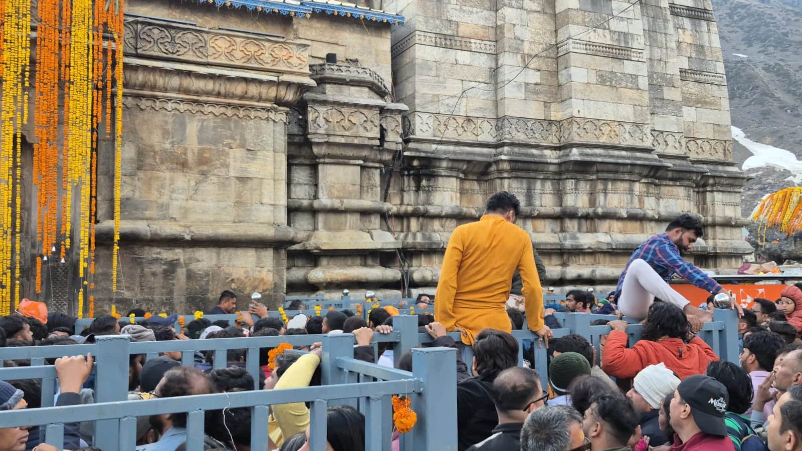 Kedarnath Dham Deluge of Devotion on Day One 38,000 Pilgrims Arrive, Waiting in Line for 12 Hours Photos
