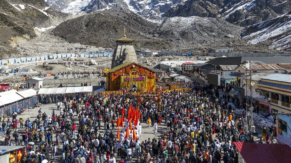 Kedarnath Dham Deluge of Devotion on Day One 38,000 Pilgrims Arrive, Waiting in Line for 12 Hours Photos